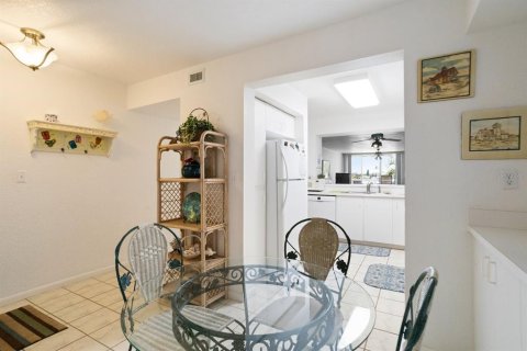 Condo in Saint Petersburg, Florida, 2 bedrooms  № 2214579 - photo 5
