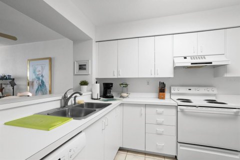 Condo in Saint Petersburg, Florida, 2 bedrooms  № 2214579 - photo 7