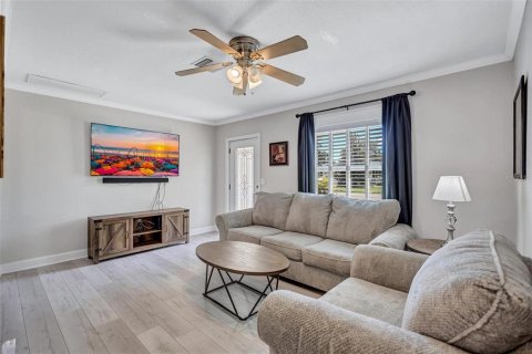 Casa en venta en Saint Petersburg, Florida, 3 dormitorios, 141.95 m2 № 2383685 - foto 2