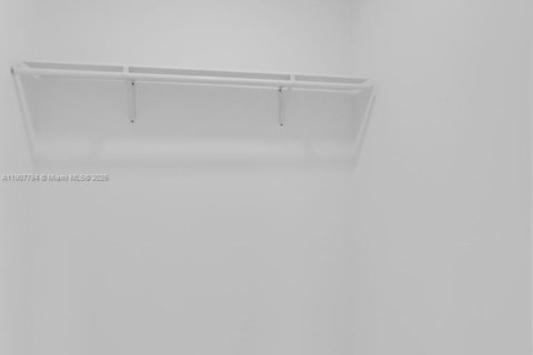 Casa en alquiler en Miami, Florida, 4 dormitorios, 152.73 m2 № 1966290 - foto 23