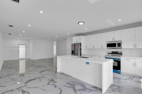 Casa en alquiler en Miami, Florida, 4 dormitorios, 152.73 m2 № 1966290 - foto 15