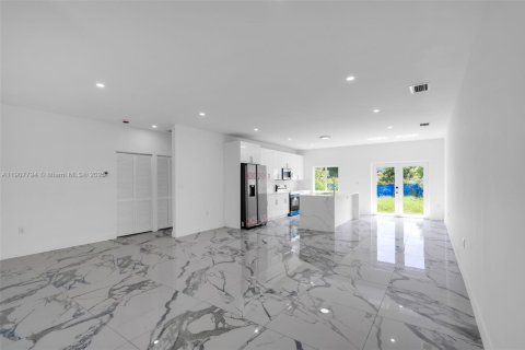 Casa en alquiler en Miami, Florida, 4 dormitorios, 152.73 m2 № 1966290 - foto 14