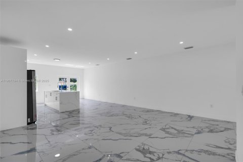Casa en alquiler en Miami, Florida, 4 dormitorios, 152.73 m2 № 1966290 - foto 17