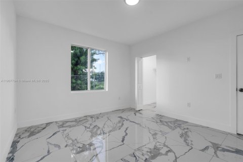 Casa en alquiler en Miami, Florida, 4 dormitorios, 152.73 m2 № 1966290 - foto 25