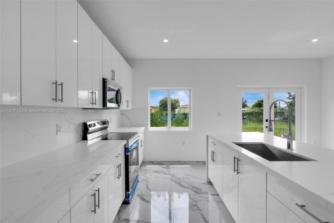 Casa en alquiler en Miami, Florida, 4 dormitorios, 152.73 m2 № 1966290 - foto 12