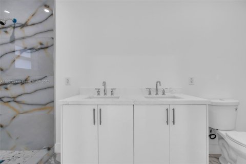 Casa en alquiler en Miami, Florida, 4 dormitorios, 152.73 m2 № 1966290 - foto 22