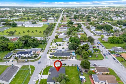 Casa en alquiler en Miami, Florida, 4 dormitorios, 152.73 m2 № 1966290 - foto 11