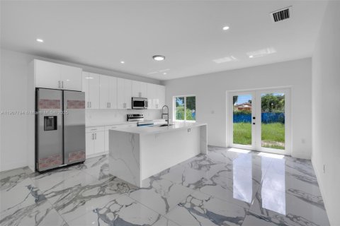 Casa en alquiler en Miami, Florida, 4 dormitorios, 152.73 m2 № 1966290 - foto 13