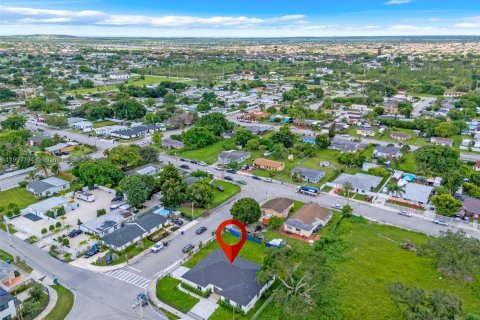 Casa en alquiler en Miami, Florida, 4 dormitorios, 152.73 m2 № 1966290 - foto 10