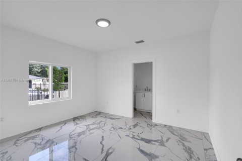 Casa en alquiler en Miami, Florida, 4 dormitorios, 152.73 m2 № 1966290 - foto 18