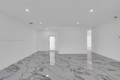 Casa en alquiler en Miami, Florida, 4 dormitorios, 152.73 m2 № 1966290 - foto 16