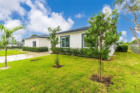 Casa en alquiler en Miami, Florida, 4 dormitorios, 152.73 m2 № 1966290 - foto 5