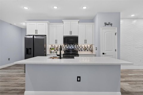 House in Poinciana, Florida 4 bedrooms, 158.86 sq.m. № 2220403 - photo 8