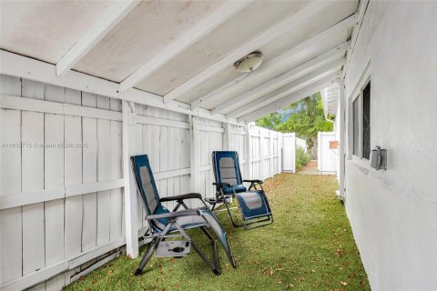 House in Miami, Florida 3 bedrooms, 170.85 sq.m. № 1814631 - photo 30