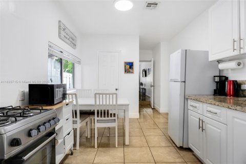 House in Miami, Florida 3 bedrooms, 170.85 sq.m. № 1814631 - photo 13