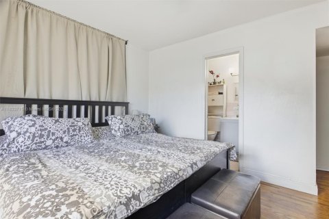 House in Miami, Florida 3 bedrooms, 170.85 sq.m. № 1814631 - photo 18