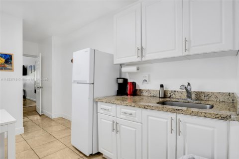 House in Miami, Florida 3 bedrooms, 170.85 sq.m. № 1814631 - photo 15