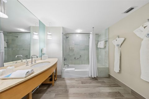 Condo in Sunny Isles Beach, Florida, 1 bedroom № 2268896 - photo 12