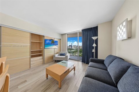 Condo in Sunny Isles Beach, Florida, 1 bedroom № 2268896 - photo 2