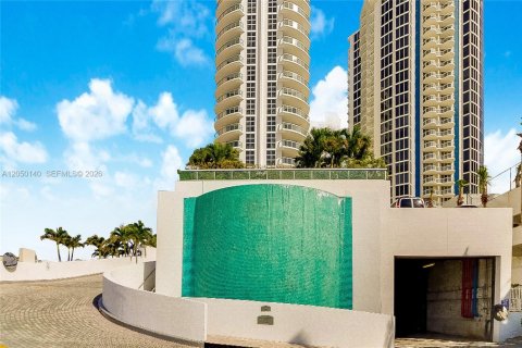 Condo in Sunny Isles Beach, Florida, 1 bedroom № 2268896 - photo 20