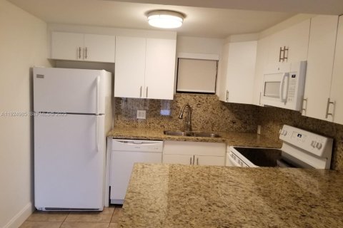 Condo in Doral, Florida, 1 bedroom  № 1983487 - photo 2