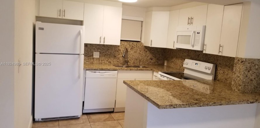 Condo in Doral, Florida, 1 bedroom  № 1983487