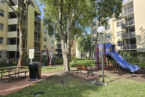 Condo in Doral, Florida, 1 bedroom  № 1983487 - photo 15