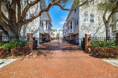 Touwnhouse à louer à Tampa, Floride: 3 chambres, 179.3 m2 № 1905853 - photo 2