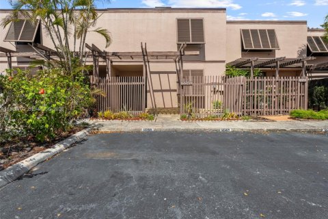 Townhouse in Pembroke Pines, Florida 3 bedrooms, 140.38 sq.m. № 2049539 - photo 2