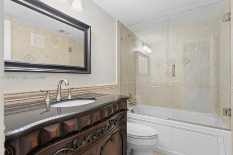 Townhouse in Pembroke Pines, Florida 3 bedrooms, 140.38 sq.m. № 2049539 - photo 15