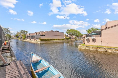 Townhouse in Pembroke Pines, Florida 3 bedrooms, 140.38 sq.m. № 2049539