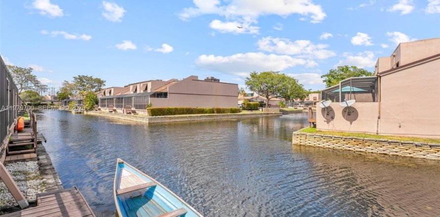 Townhouse in Pembroke Pines, Florida 3 bedrooms, 140.38 sq.m. № 2049539