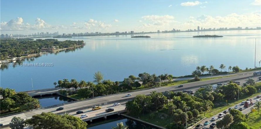 Condominio en Miami, Florida, 2 dormitorios № 1932471