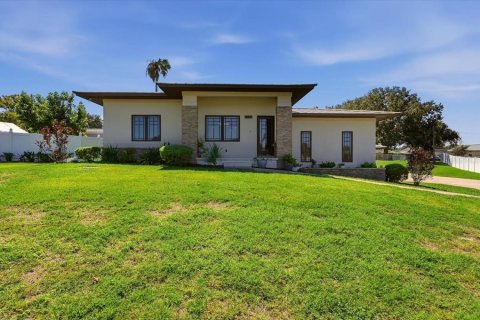 House in Lakeland, Florida 4 bedrooms, 266.16 sq.m. № 2394111 - photo 4