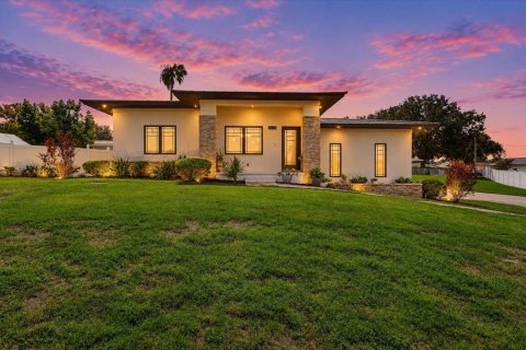 House in Lakeland, Florida 4 bedrooms, 266.16 sq.m. № 2394111