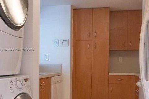 Condo in Miami, Florida, 2 bedrooms  № 1939586 - photo 6
