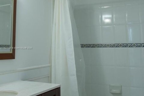 Condo in Miami, Florida, 2 bedrooms  № 1939586 - photo 8