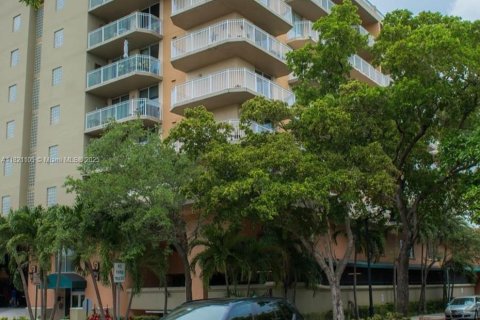 Condo in Miami, Florida, 2 bedrooms  № 1939586 - photo 2