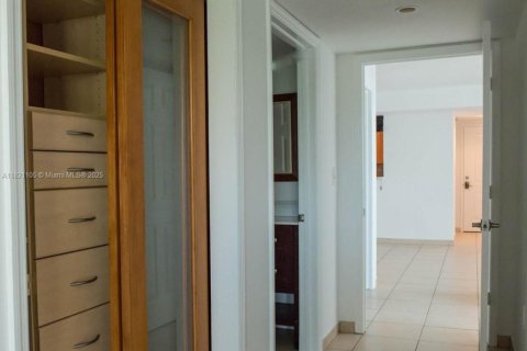 Condo in Miami, Florida, 2 bedrooms  № 1939586 - photo 10