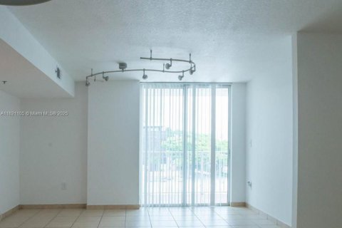 Condo in Miami, Florida, 2 bedrooms  № 1939586 - photo 3