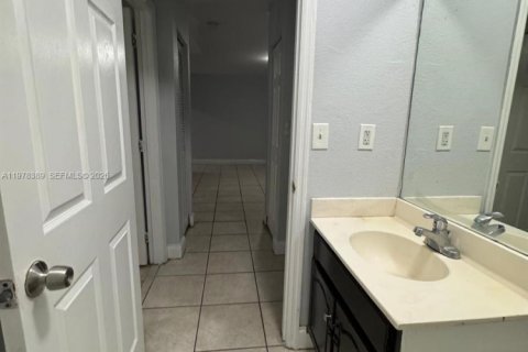 Condo in Plantation, Florida, 2 bedrooms  № 2042150 - photo 14