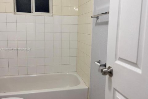 Condo in Plantation, Florida, 2 bedrooms  № 2042150 - photo 8