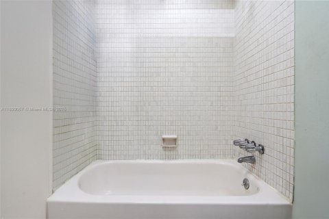 Купить кондоминиум в Санни-Айлс-Бич, Флорида 1 спальня, 57.6м2, № 1951339 - фото 14