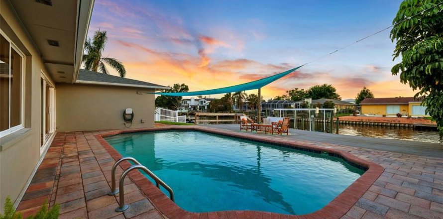 House in Tampa, Florida 3 bedrooms, 211.54 sq.m. № 1733538