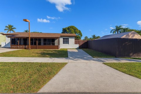 Villa ou maison à vendre à Fort Lauderdale, Floride: 3 chambres, 147.16 m2 № 1974710 - photo 1