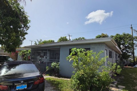 House in Miami, Florida 4 bedrooms, 182 sq.m. № 2187282 - photo 2