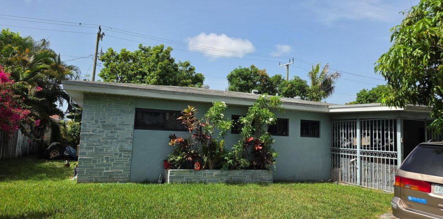 House in Miami, Florida 4 bedrooms, 182 sq.m. № 2187282