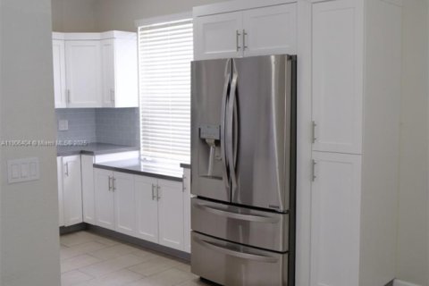 Снять в аренду таунхаус в Пемброк-Пайнс, Флорида 3 спальни, 155.98м2, № 1963277 - фото 5