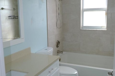 Снять в аренду таунхаус в Пемброк-Пайнс, Флорида 3 спальни, 155.98м2, № 1963277 - фото 15