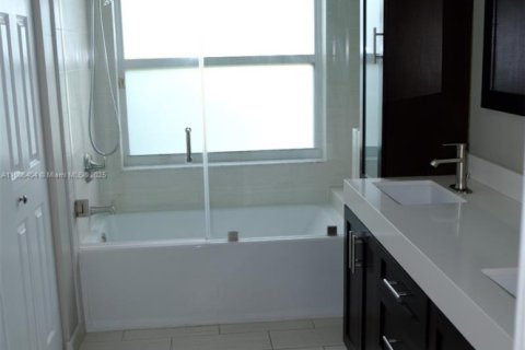 Снять в аренду таунхаус в Пемброк-Пайнс, Флорида 3 спальни, 155.98м2, № 1963277 - фото 10